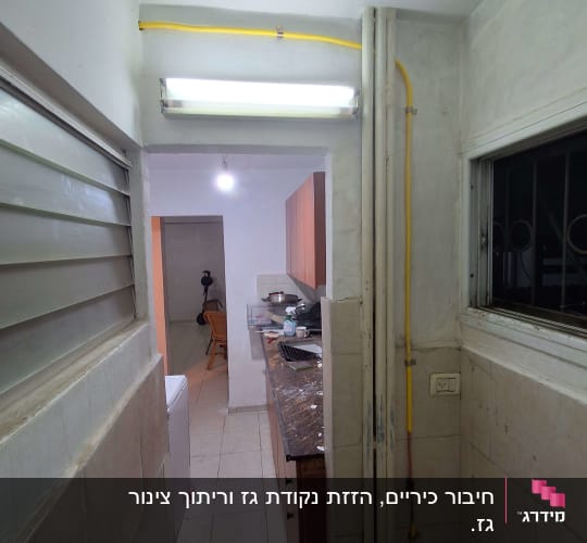 צנרת גז ומטבח עם תאורה